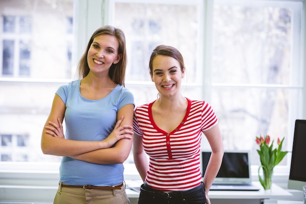 Portrait de cadres heureux debout au bureau