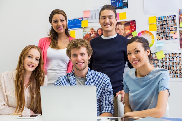 Portrait de cadres souriants