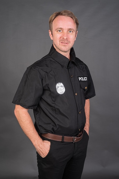 portrait, de, caucasien, homme, porter, uniforme police, déguisement