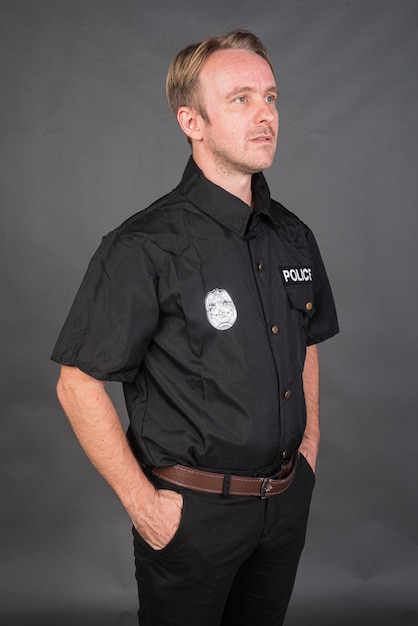 portrait, de, caucasien, homme, porter, uniforme police, déguisement