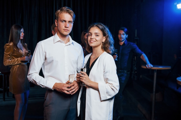 Portrait d'un charmant couple fait la fête avec leurs amis.