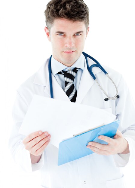 Photo portrait d'un charmant homme médecin tenant un stéthoscope sur un fond blanc