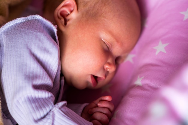 Portrait d'un charmant nouveau-né dormant dans un lit