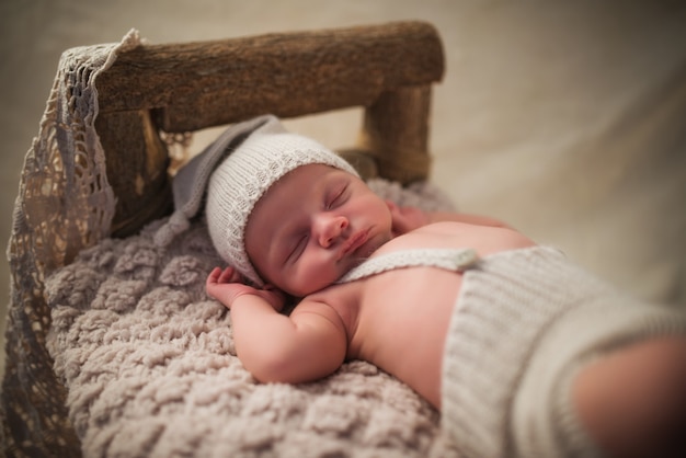 Portrait d'un charmant petit enfant nouveau-né dans un bonnet tricoté