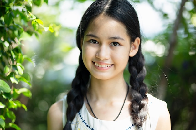 Portrait de charmante adolescente à l'extérieur.