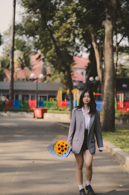 Photo portrait d'une charmante femme asiatique dans le parc