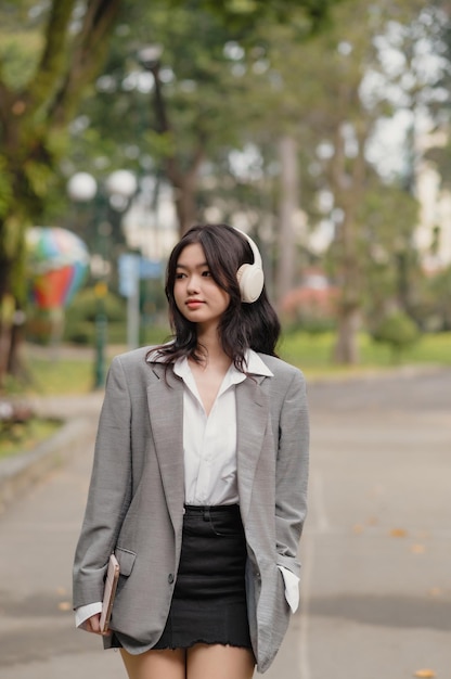 Portrait d'une charmante femme asiatique dans le parc