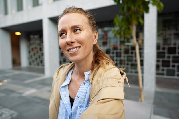 Portrait d'une charmante jeune femme posant pour la caméra dans la ville