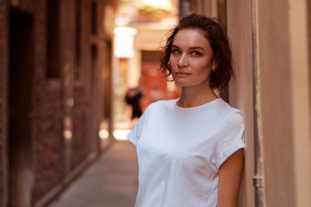 Portrait d'une charmante jeune fille qui pose dans l'une des rues de Venise.