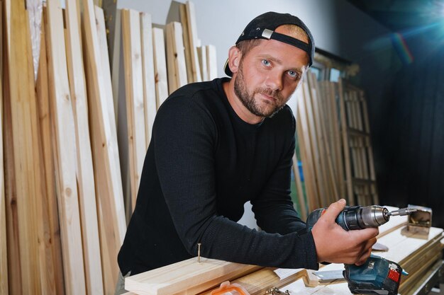 Photo portrait d'un charpentier professionnel masculin tout en travaillant dans son atelier