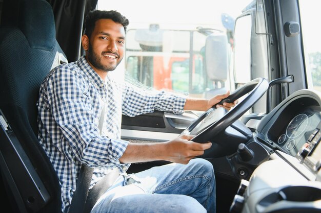 Portrait d'un chauffeur de camion indien