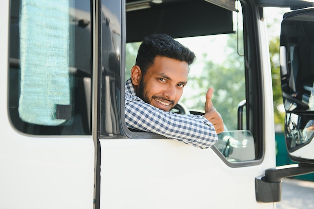 Portrait d'un chauffeur de camion indien