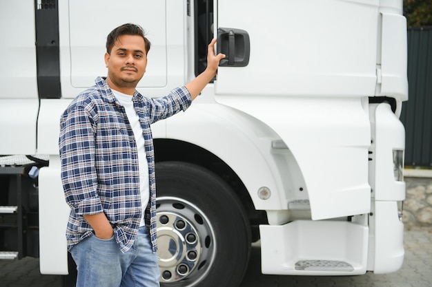 Photo portrait d'un chauffeur de camion indien