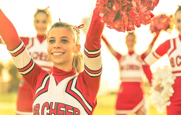 Portrait D'un Cheerleeder En Action