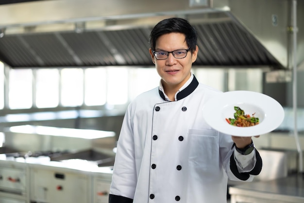 Photo portrait de chef asiatique thaïlandais regardant la caméra cours de cuisine salle de classe de cuisine école de cuisine leçons de cuisine dans une école de cuisson