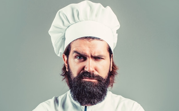 portrait d'un chef cuisinier sérieux. chef barbu