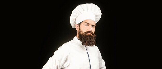 Portrait d'un chef cuisinier sérieux Chef cuisinier ou boulanger Chefs masculins barbus isolés sur un chapeau de cuisinier noir Cuisinier sérieux en toque de chef uniforme blanc