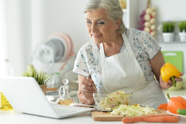 Portrait de chef de femme senior à la cuisine