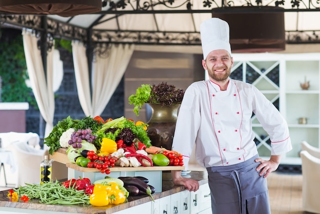 Portrait d'un chef avec des légumes.