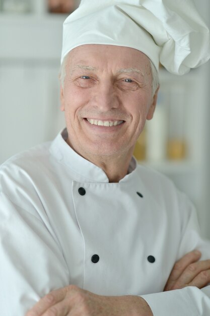 Photo portrait d'un chef masculin âgé heureux