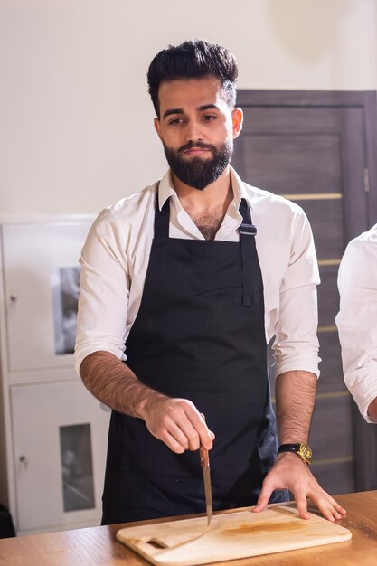 Portrait chef masculin arabe dans la cuisine du restaurant