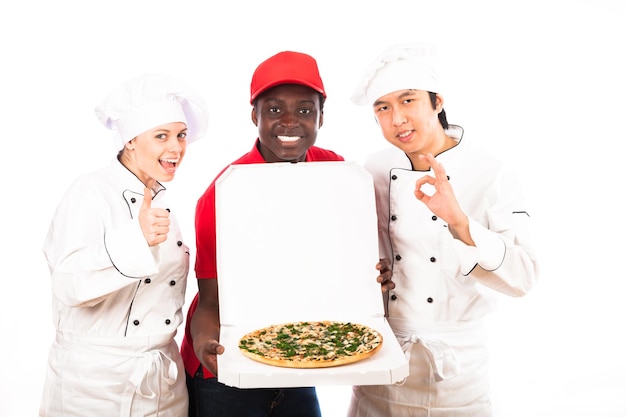 Photo portrait de chefs debout près de l'homme de livraison avec de la pizza sur un fond blanc