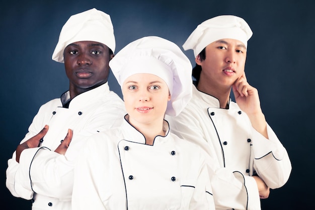 Photo portrait de chefs sur fond bleu