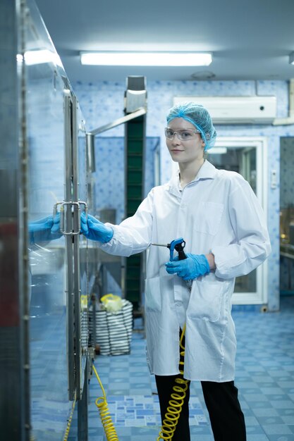 Photo portrait d'une chercheuse confiante effectuant une expérience scientifique dans un laboratoire d'eau potable.