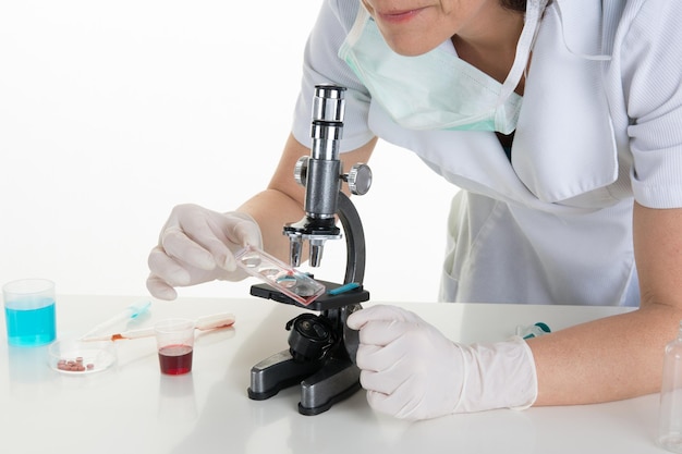 Portrait d'une chercheuse faisant des recherches dans un laboratoire