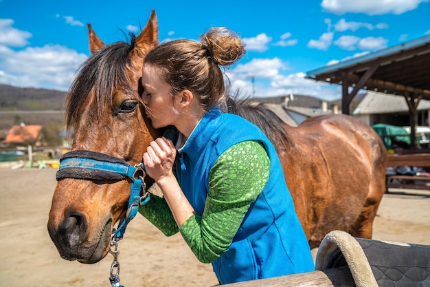 Portrait d'un cheval avec une jeune femme