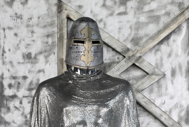 portrait d'un chevalier médiéval dans un casque et une armure