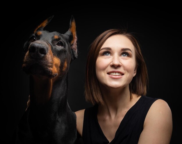 Portrait d'un chien Doberman avec une fille propriétaire