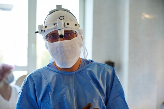 Portrait D'un Chirurgien Avec Une Lampe Frontale Dans La Salle D'opération