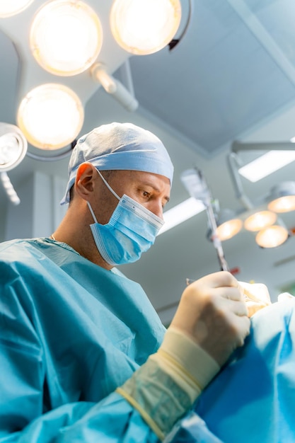 Portrait d'un chirurgien professionnel avec équipement médical Chirurgien confiant opérant dans un masque médical