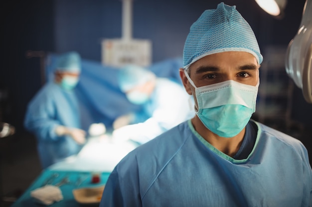 Portrait d'un chirurgien en salle d'opération