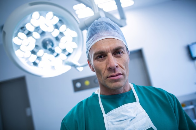 Portrait de chirurgien en salle d'opération