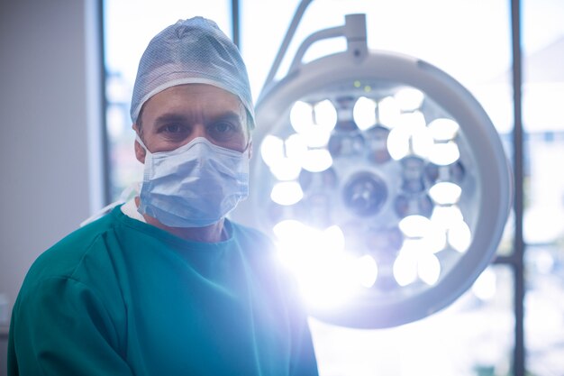 Portrait de chirurgien en salle d'opération