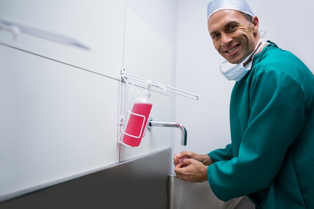 Portrait de chirurgien se laver les mains