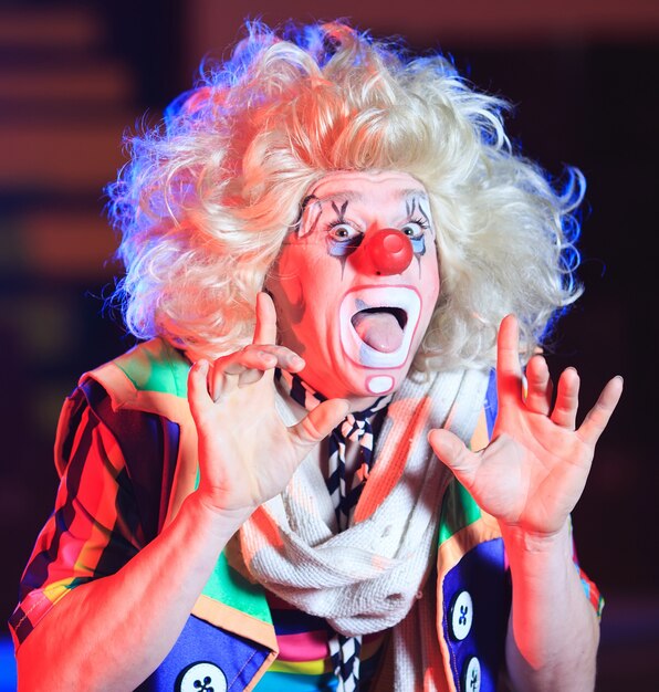 Portrait d'un clown dans l'arène du cirque.