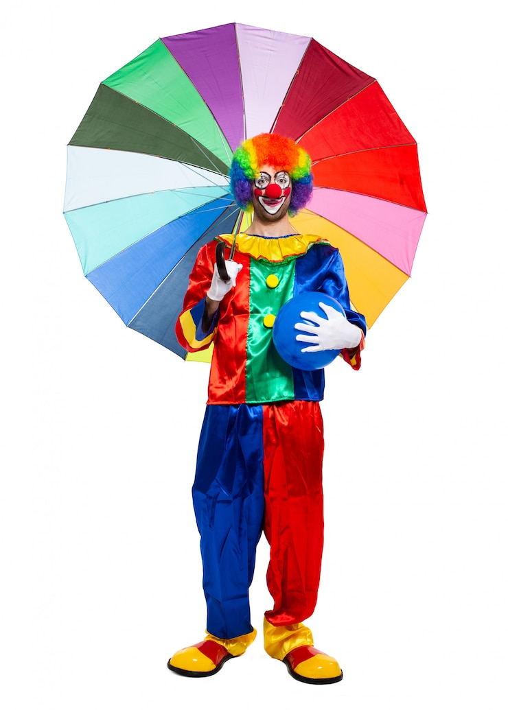 Photo portrait d'un clown drôle tenant un parapluie coloré