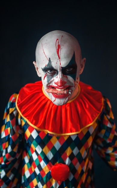 Portrait de clown sanglant fou, visage dans le sang
