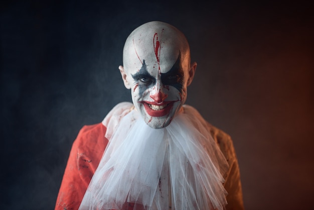 Portrait de clown sanglant fou, visage dans le sang