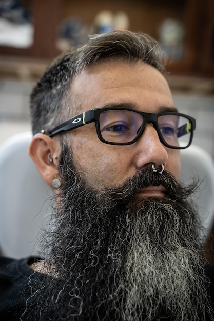 Portrait d'un coiffeur élégant avec une longue barbe