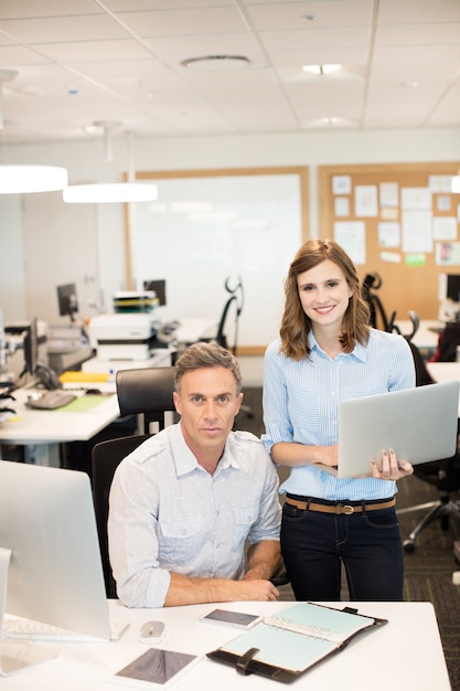 Portrait de collègues travaillant au bureau