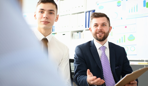 Portrait de collègues travaillant ensemble au bureau