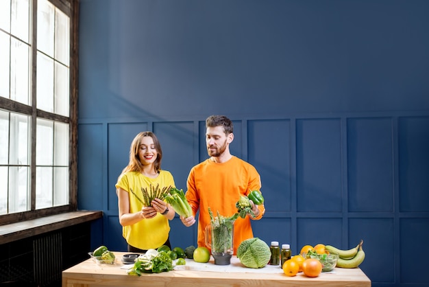 Portrait coloré d'un jeune couple avec une alimentation saine