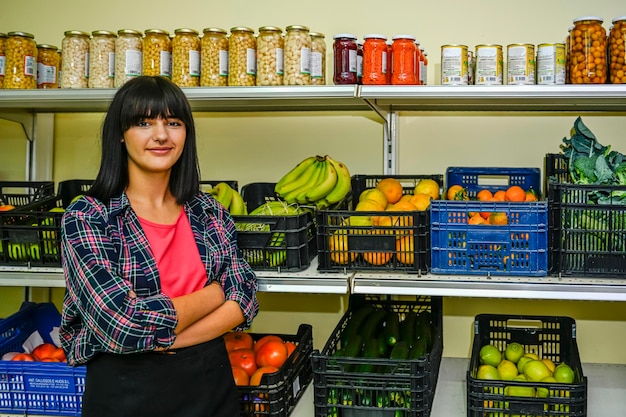 Portrait de commerçant dans un magasin de fruits avec les bras croisés