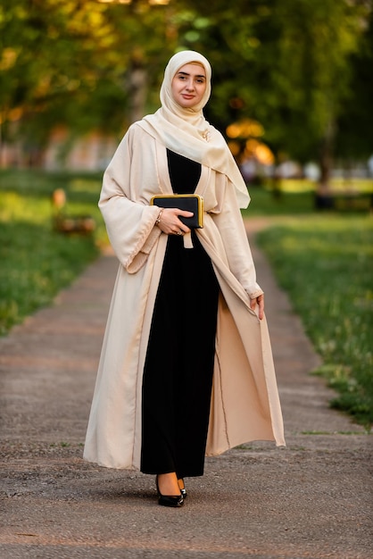 Portrait complet d'une belle femme musulmane portant un hijab de mode moderne et élégant à l'extérieur