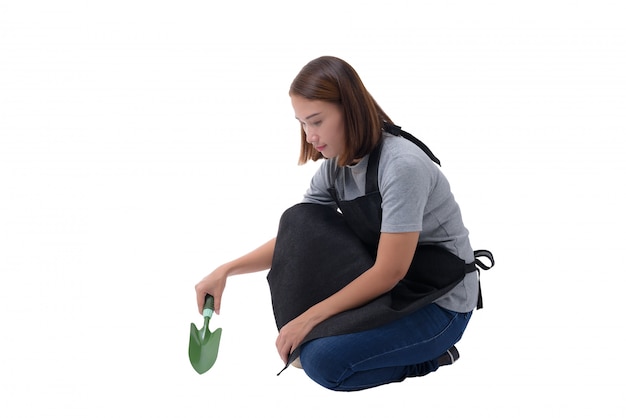 Portrait complet du corps d&#39;une travailleuse ou d&#39;une femme de service en chemise et tablier gris.