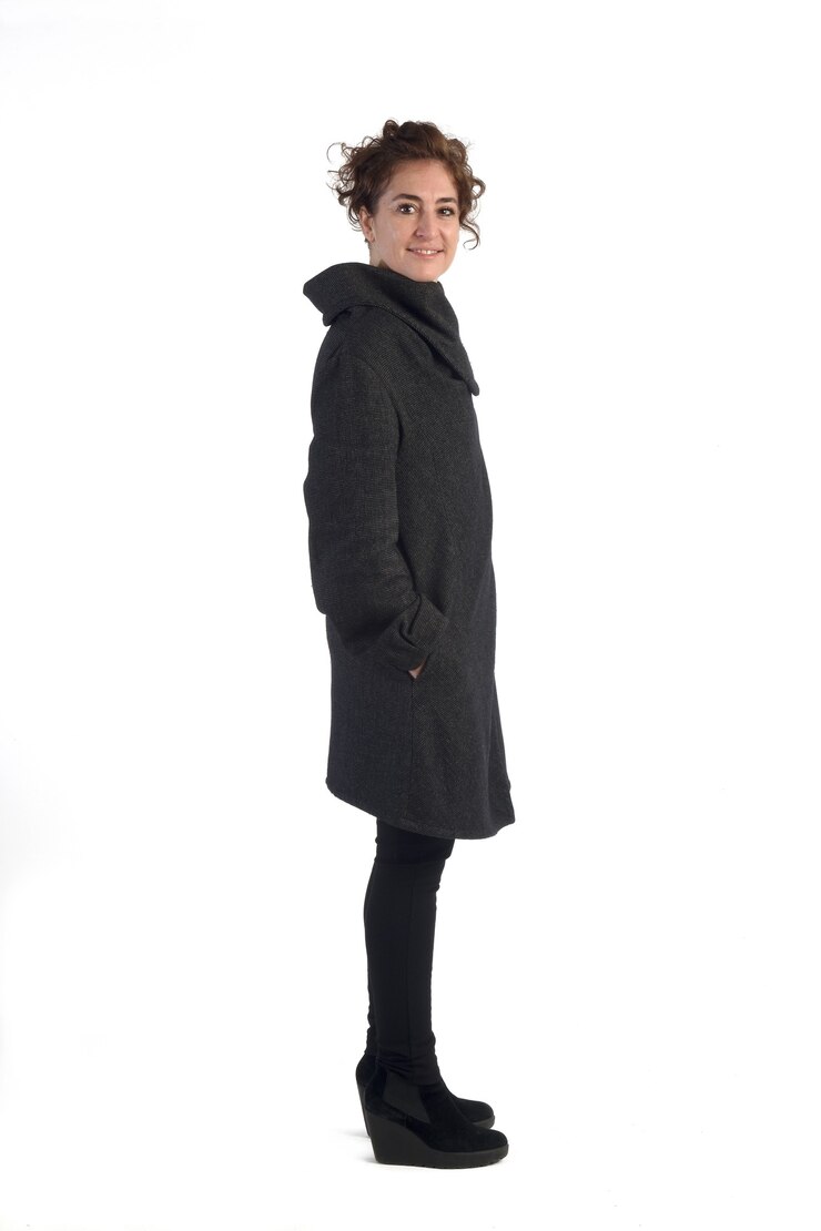 Photo portrait complet de femme debout sur fond blanc
